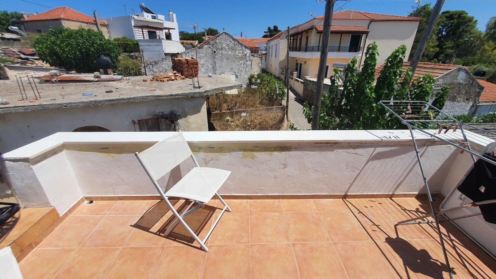 Kefalas .A very nice house for sale very close to the center Long term