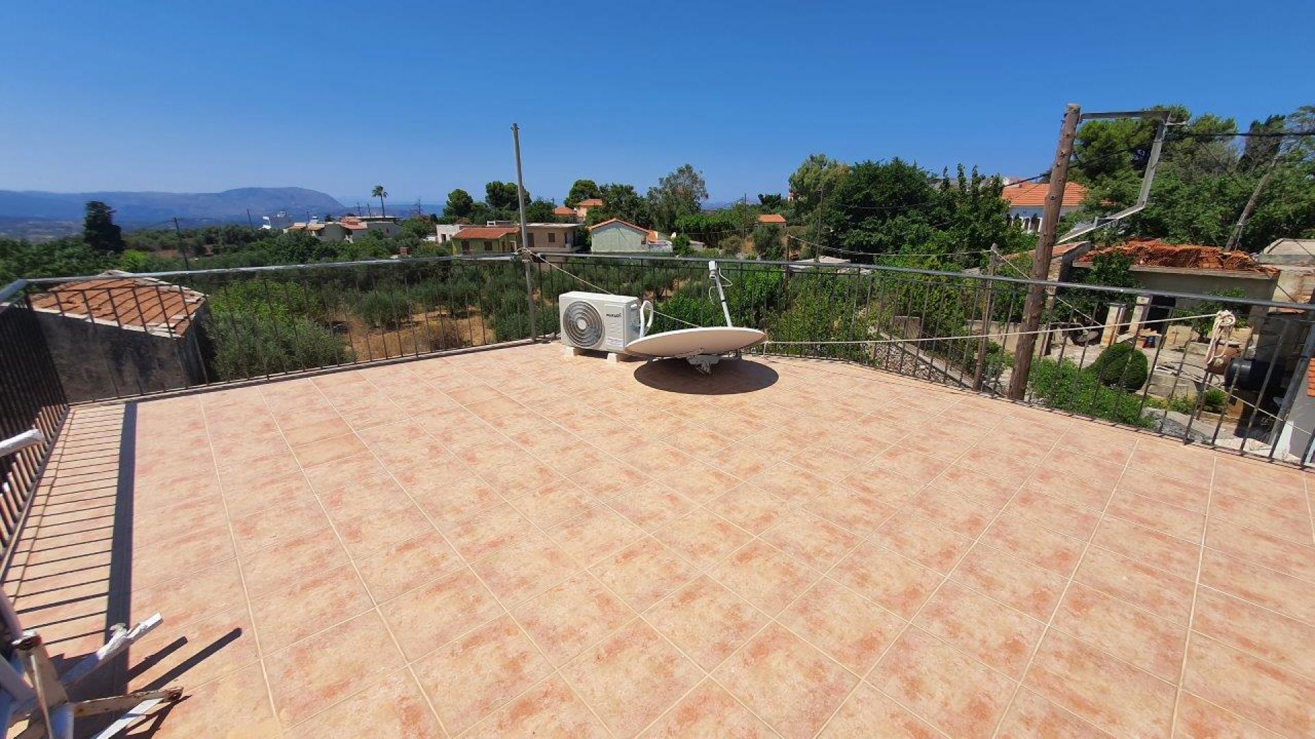 Kefalas .A very nice house for sale very close to the center Long term