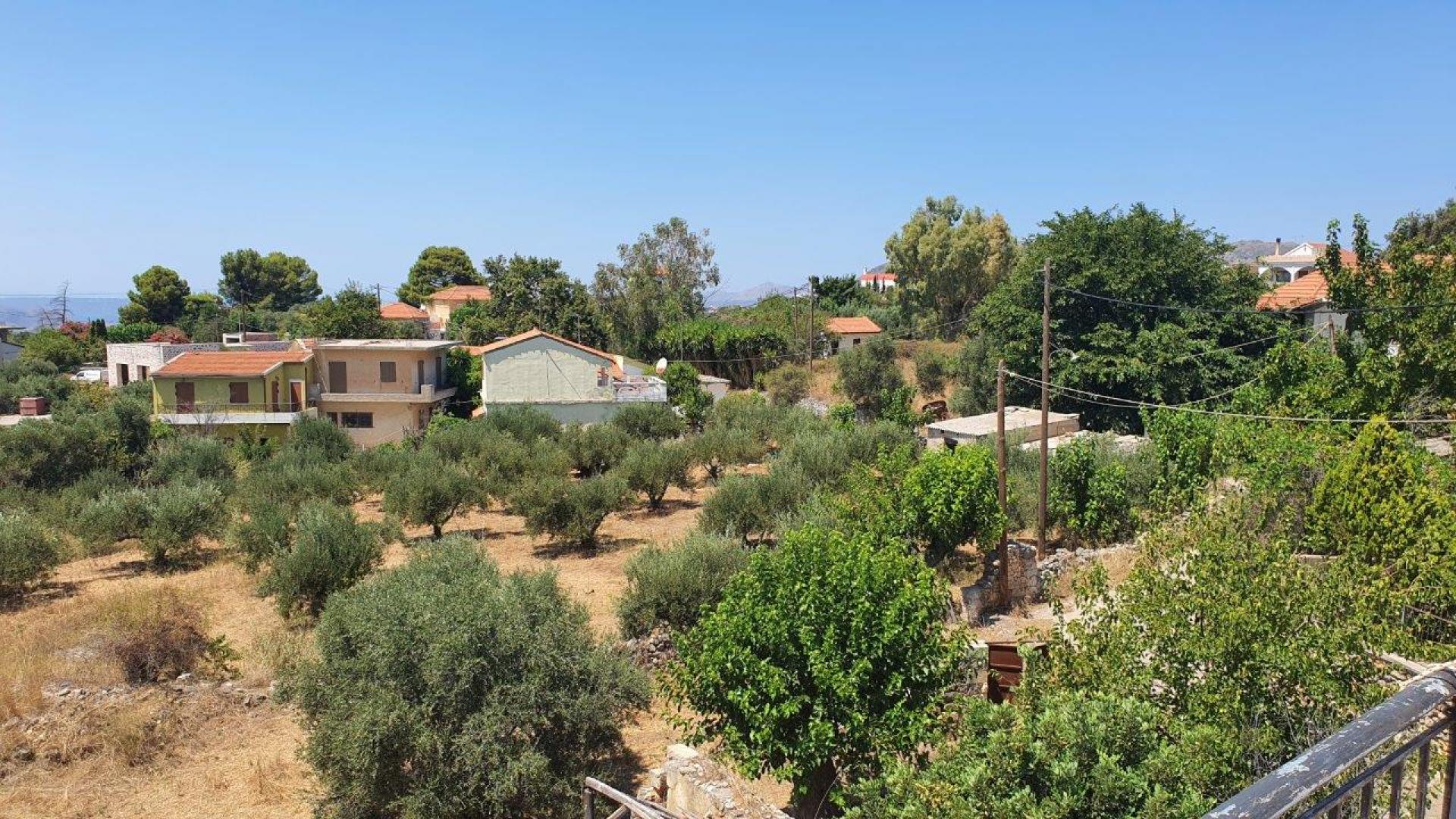 Kefalas .A very nice house for sale very close to the center Long term