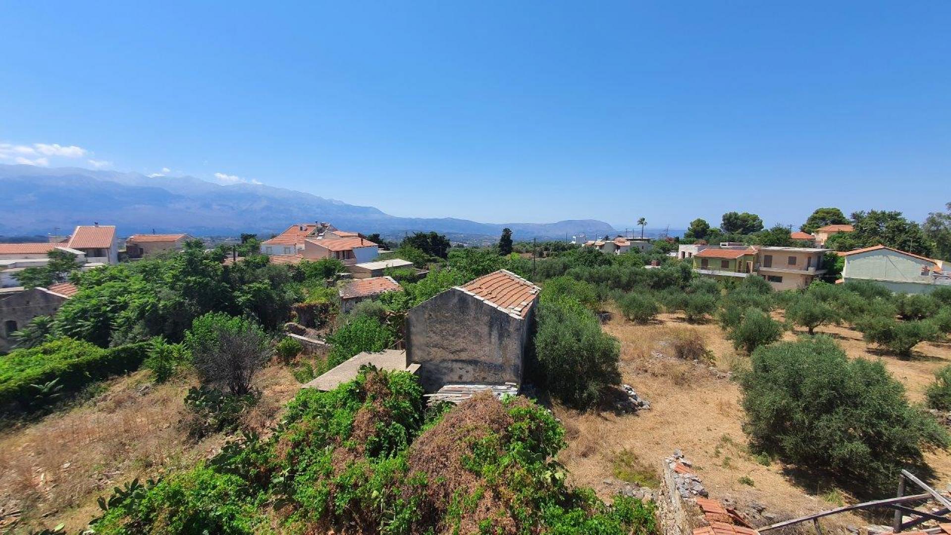 Kefalas .A very nice house for sale very close to the center Long term